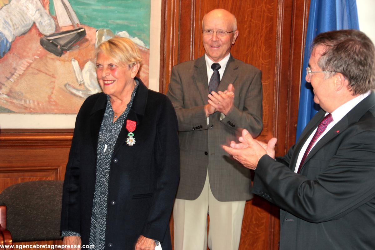 De gauche à droite le docteur Marie-Thérèse Daniel, Bernard Le Floc'h maire adjoint, le professeur Laurent Degos