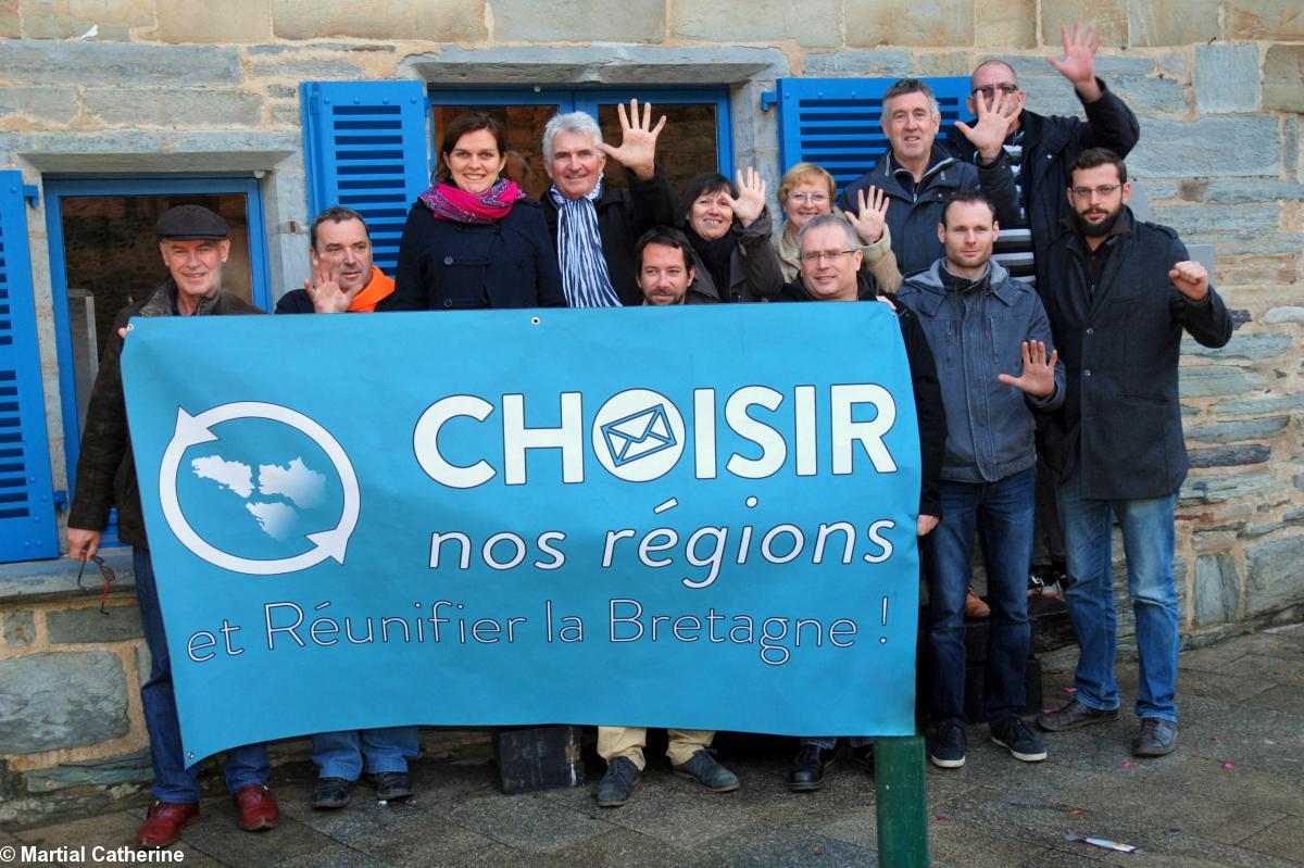 Gilles Denigot et des membres de sa liste en campagne à Châteaubriant