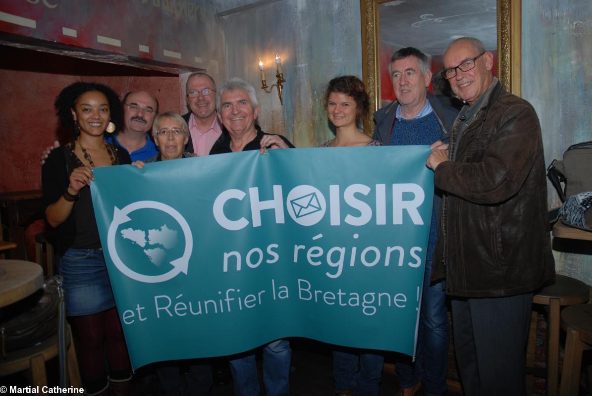 Denigot et des membres de sa liste en campagne à Angers (tête de liste : Martine Iliou, 3e à partir de la g., Maelig Trevan, coordinatrice ce campagne, 6e)