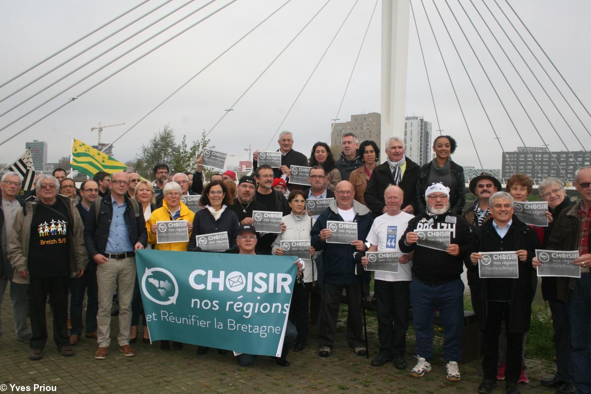 Gilles Denigot et des membres de sa liste lors de la présentation des listes devant le Pont Tabarly (Nantes), non loin du Conseil régional