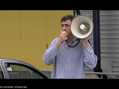 André LE MEUT dirige la répétition avec un mégaphone.