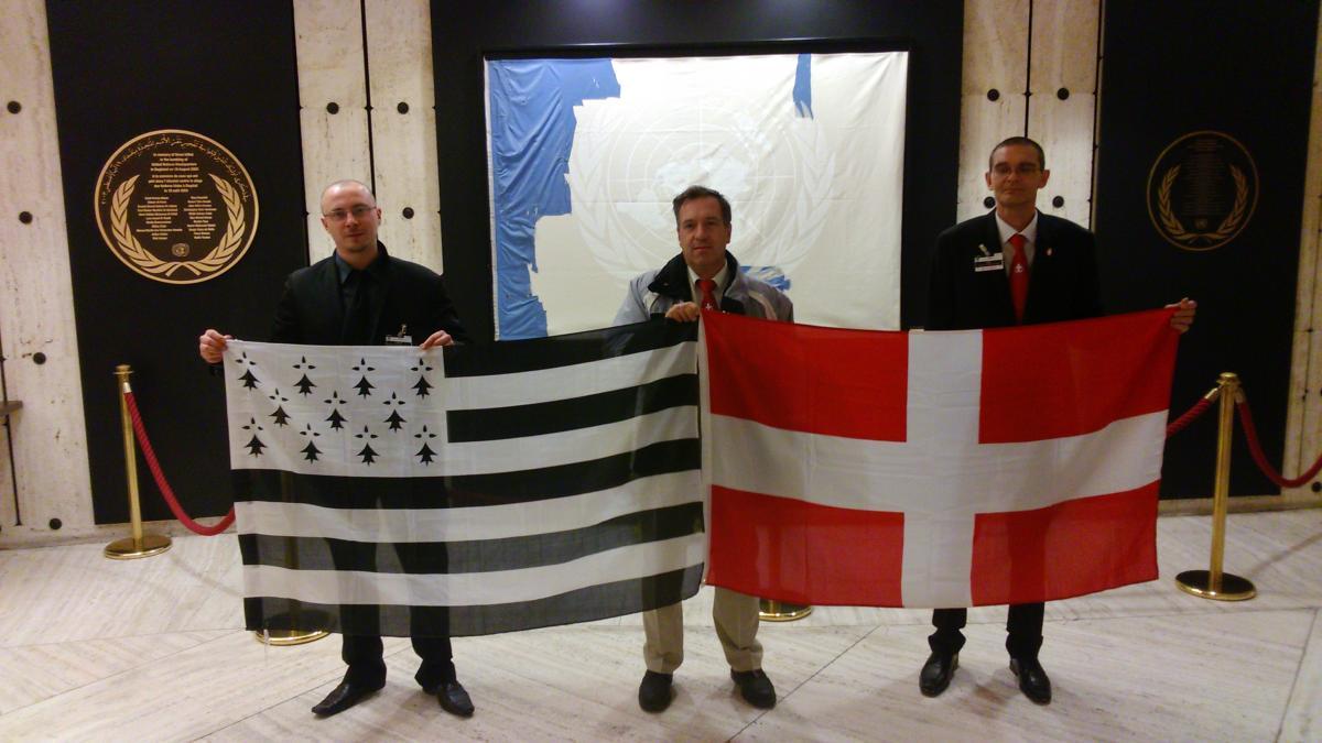 Stéphane DOMAGALA, président général et de la section nationale bretonne ANH, Marc PERRIN et Roland COSTE, membres de l'association Direction aux Affaires Savoisiennes à l'ONU.