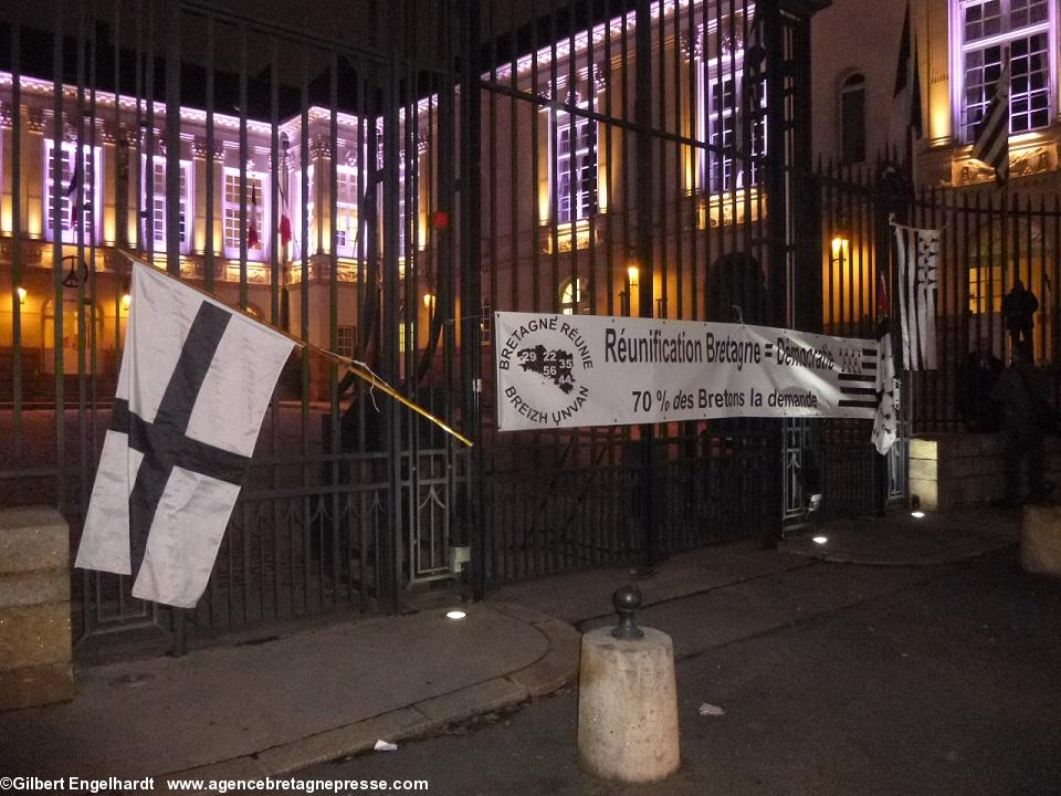 Rassemblement de Bretagne Réunie le 1er décembre 2015 à 18 h devant l’'Hôtel de Ville de Nantes pour inciter la maire à tenir sa promesse de mettre un gwenn ha du sur la mairie.