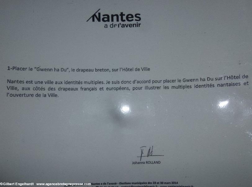 La promesse de Johanna Rolland. Rassemblement de Bretagne Réunie le 1er décembre 2015 à 18 h devant l'’Hôtel de Ville de Nantes pour inciter la maire à tenir sa promesse de mettre un gwenn ha du sur la mairie.