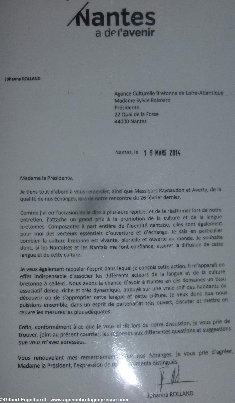 Lettre de la candidate Johanna Rolland à l'Agence culturelle bretonne de Loire-Atlantique 19 mars 2014. Rassemblement de Bretagne Réunie le 1er décembre 2015 à 18 h devant l'’Hôtel de Ville de Nantes pour inciter la maire à tenir sa promesse de mettre un gwenn ha du sur la mairie.