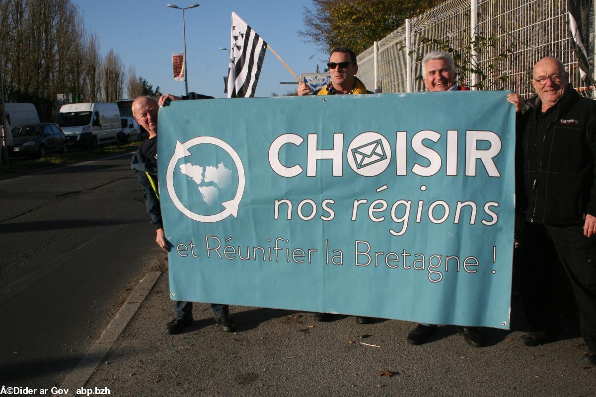 Gilles Denigot et trois militants lors de l'opération War ar Pont à Nantes le 4 décembre 2015