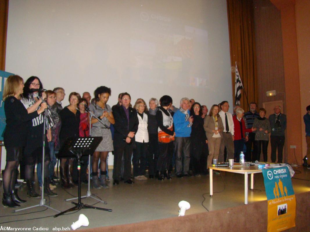 Photo de groupe des membres de la liste présents en fin de soirée.