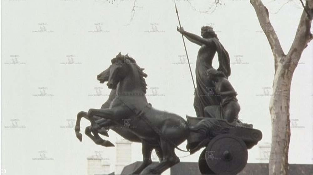 Statue de l'indomptable reine bretonne Buddug (Boudicca en latin, et  Boadicea en anglais), la terreur des légions romaines. Statue du pont Wesminster à Londres.