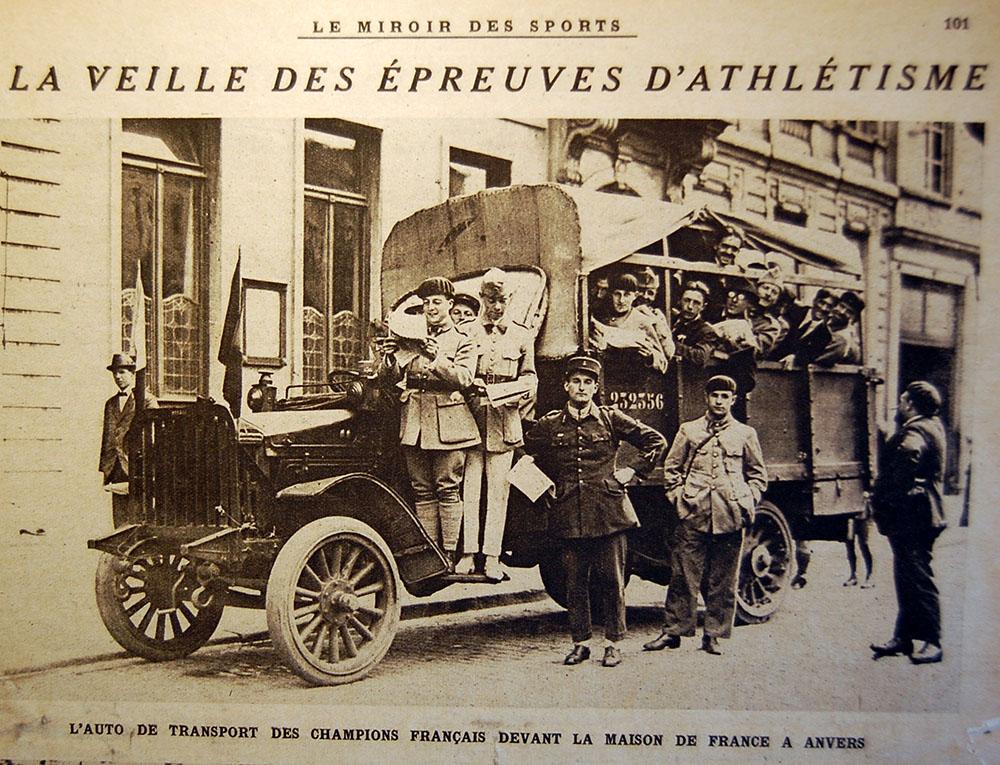 Le taxi de l'équipe de France d'athlétisme au JO d'Anvers. Kléber Argouac'h, assis dans le camion avec le béret tient une carte. Photo Thierry LEFEUVRE  http://www.yanoo.net/news/6653-.html