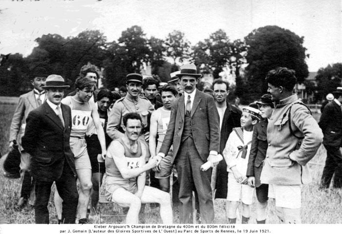 Kléber Argouac'h.  Arrivée du 800m  à Rennes, juin 1921. (photo du livre Les gloires sportives de l'Ouest)