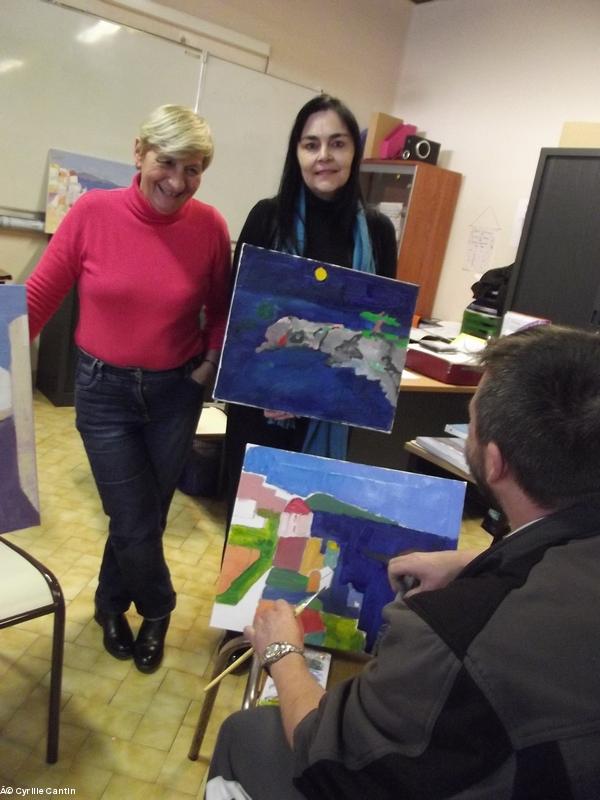 Mireille Bondel (bénévole) , Sylvie Le Moël ( chef de projet) échangent avec Pascal qui appose la touche finale à la création artistique commune!