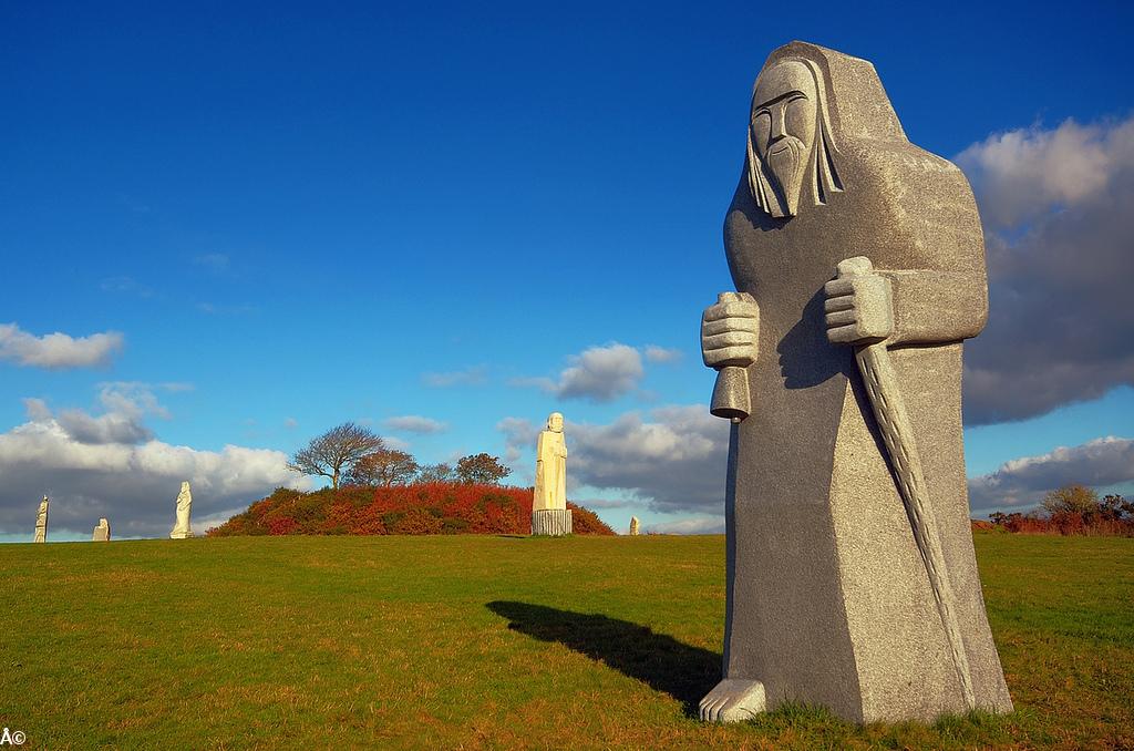 La vallée des Saints, Carnoët, Côtes-d'Armor, à dix km de Carhaix. Au premier plan saint Ronan sculpté par Philippe Leost (2013) photo Bernard Le Bras