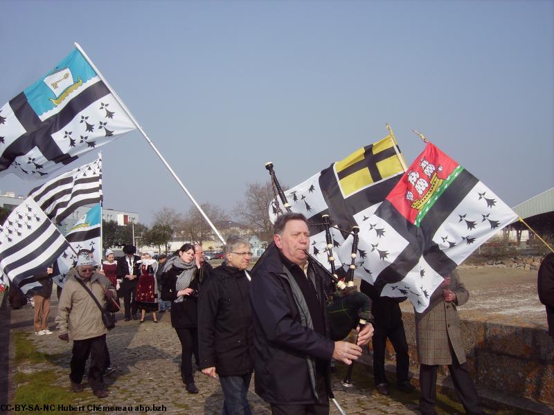 Comme tous les ans les participants se rendent près du phare du Vieux Môle pour l'ultime hommage aux braves de l'Opération Chariot.