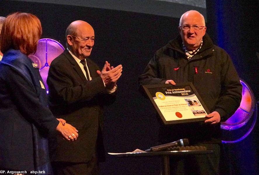 Léna Louarn remet le prix brezhoneg au festival de Chants de Marins de Paimpol.