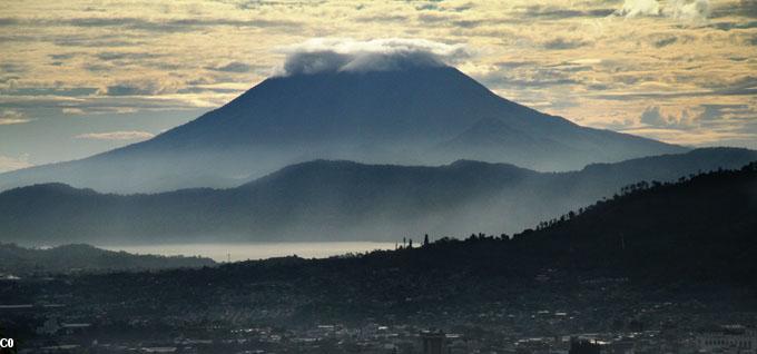 Le volvan Chinchontepec, au premier plan le lac Ilopango.  L'histoire des peuples peut être déterminée par l'explosion d'un volcan de l'autre côté d'un océan  http://www.earth-of-fire.com  ou à l'autre bout de l'hémiphère.