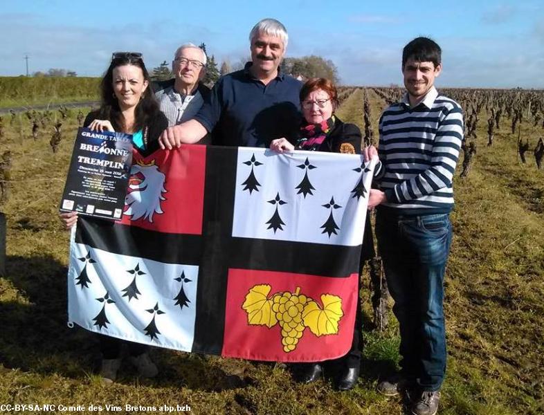 Amélie Barrelly, André Corlay, Philippe Chéneau, Président du Comité des Vins bretons, Annick Corlay, et Maxime Chéneau tenant le drapeau du Vignoble breton