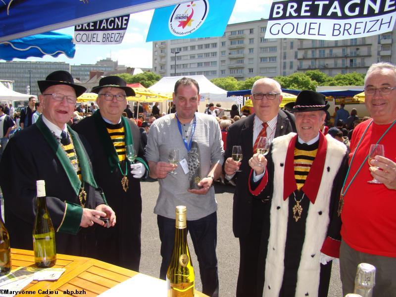 Les Chevaliers Bretvins devant le stand du vigneron gagnant du premier Triskell d'or. 
De g. à dr. Yves Lainé, Alan Coraud, Olivier et Tessier, le gagnant du Triskell d'or avec son trophée, Michel Tizio, maire de la Commune libre du Bouffay, Jean-Marie Loré, grand maître des Bretvins, et un chevalier Bretvin “en civil”.