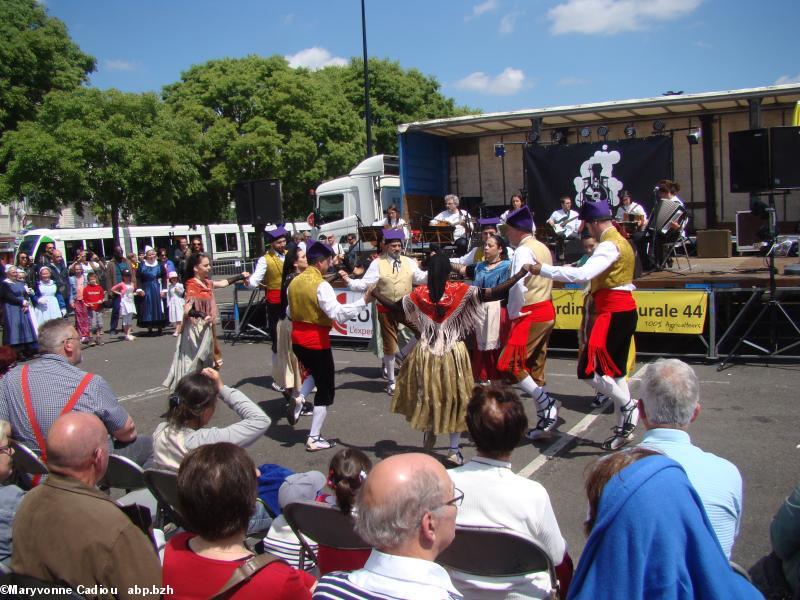 Quelques danses de Esbart Català de Dansaires. Tablée bretonne Nantes 2016.