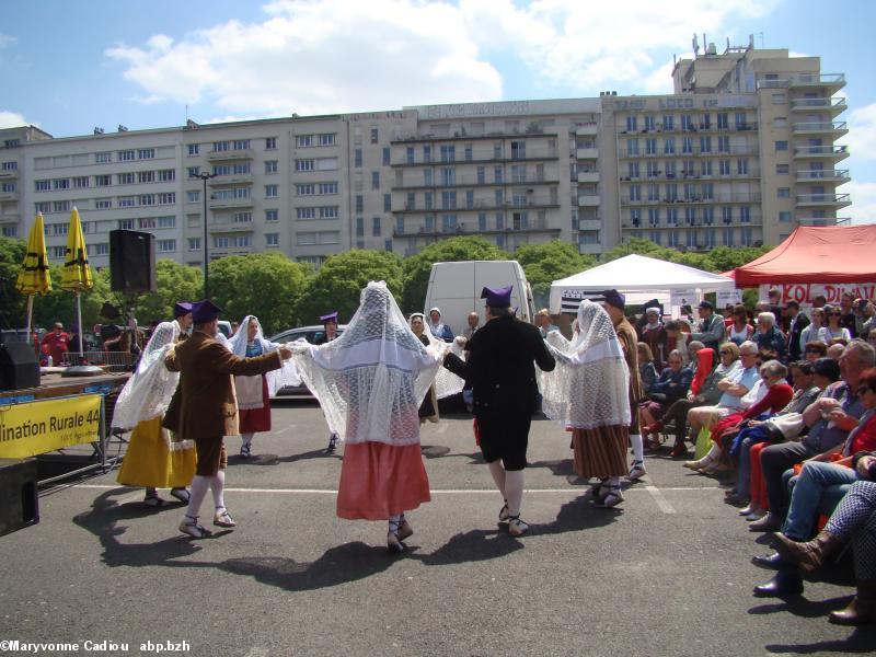 Quelques danses de Esbart Català de Dansaires. Tablée bretonne Nantes 2016.