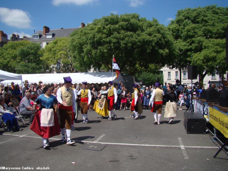 Quelques danses de Esbart Català de Dansaires. Tablée bretonne Nantes 2016.