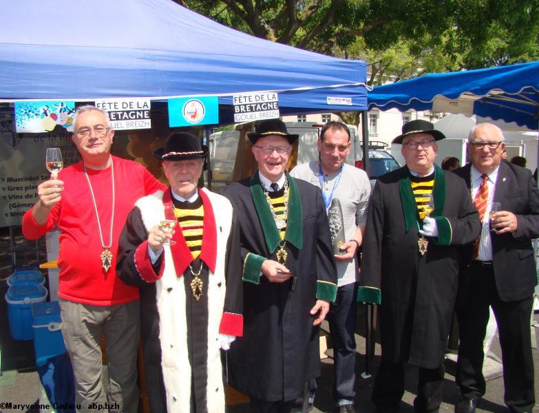 Les Chevaliers Bretvins, avec Olivier et Tessier, le gagnant du Triskell d'or avec son trophée, et Michel Tizio. Tablée bretonne Nantes 2016.