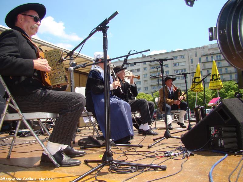 Les musiciens du groupe Tréteau et Terroir, diatonique au premier plan. Tablée bretonne Nantes 2016.