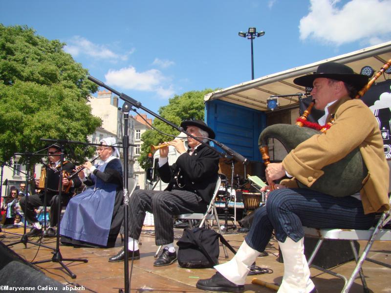 Les musiciens du groupe Tréteau et Terroir, la veuze au premier plan, puis bombarde et clarinette. Tablée bretonne Nantes 2016.