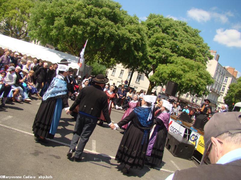 Quelques danses du groupe Tréteau et Terroir. Tablée bretonne Nantes 2016.