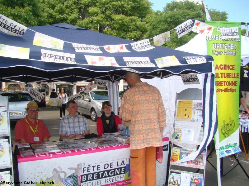 Au stand de l'ACB, Yves Averty, directeur, à g., un membre de l'association, et Alixia Thuau, chargée de communication à dr. Tablée bretonne Nantes 2016.