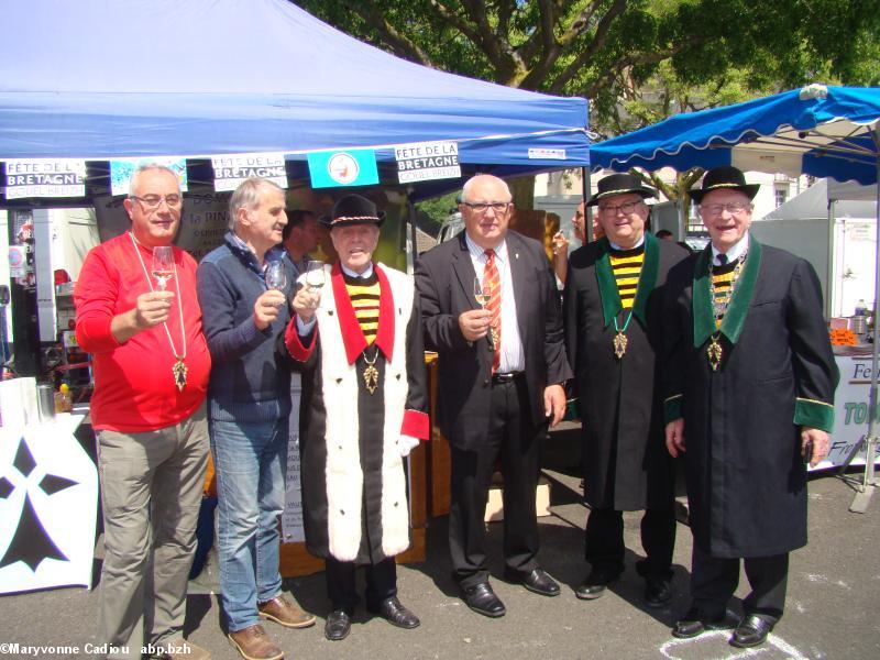 Les mêmes auxquels est venu se joindre Alain Poulard, membre du jury, oenologue, retraité de l'Institut français de la vigne et du vin (IFV). Tablée bretonne Nantes 2016.