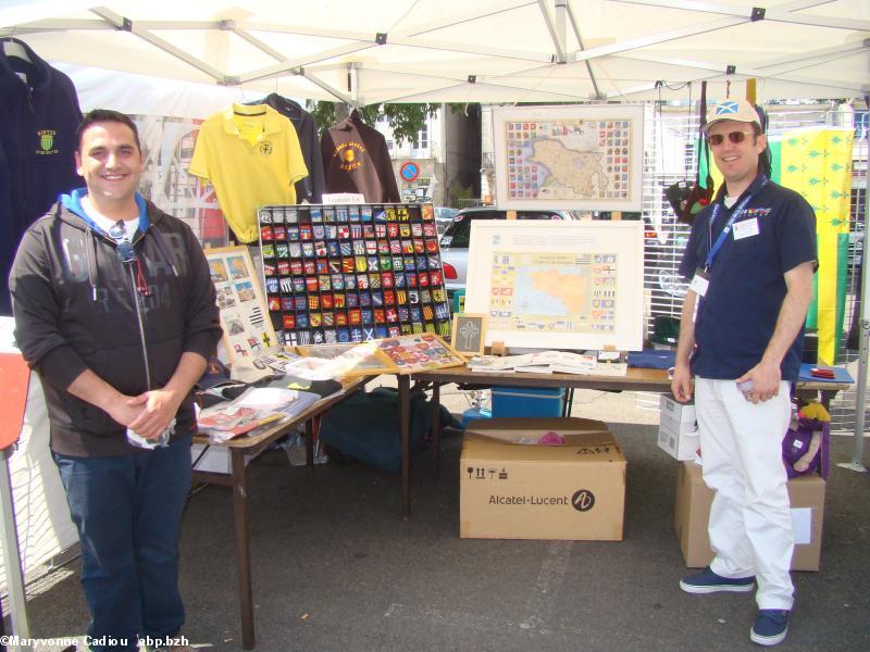 Le stand de Krea Breizh, Raphaël Vinet et Fabian, un visiteur espagnol. Tablée bretonne Nantes 2016.