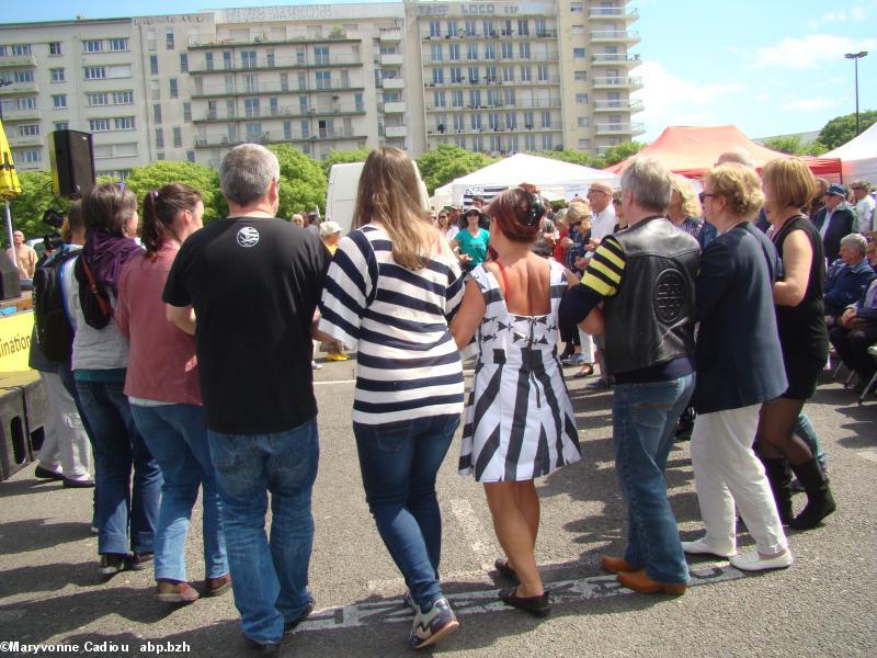 Une gavotte bien enlevée. Tablée bretonne Nantes 2016.