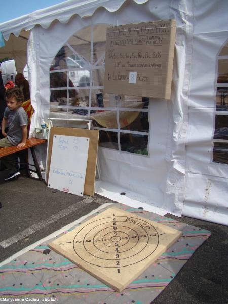 Le jeu de palets a suscité des compétitions tout l'après-midi de la fête. Tablée bretonne Nantes 2016.