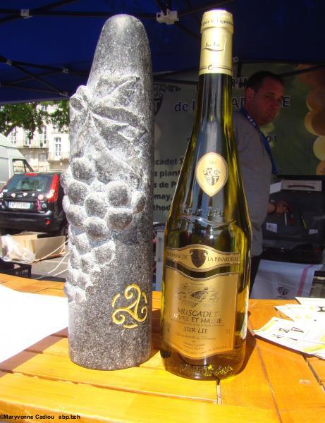 Le trophée du Triskell d'or, oeuvre de Philippe André, sculpteur de Fougères, et la bouteille qui le mérita. Tablée bretonne Nantes 2016.