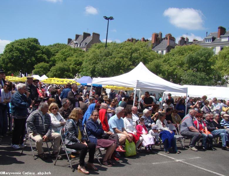 Vue générale du public devant la scène en début d'après-midi. Tablée bretonne Nantes 2016.