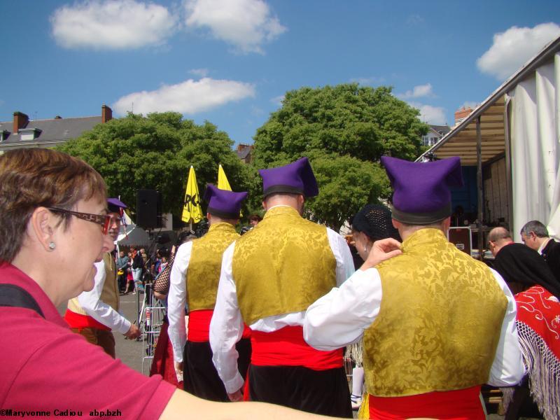 Entrée des Catalans de Esbart Català de Dansaires. Tablée bretonne Nantes 2016.