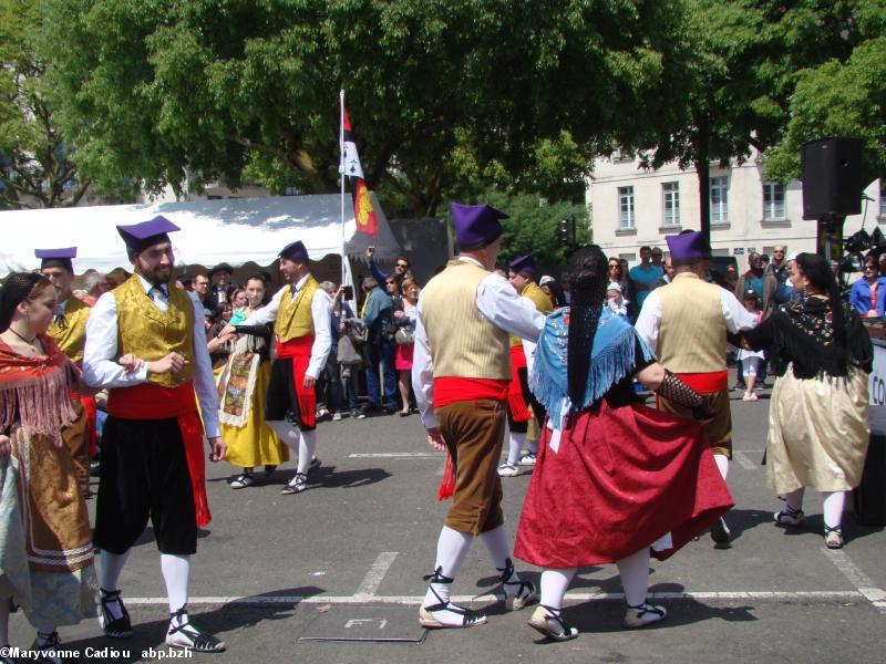 Quelques danses de Esbart Català de Dansaires. Tablée bretonne Nantes 2016.