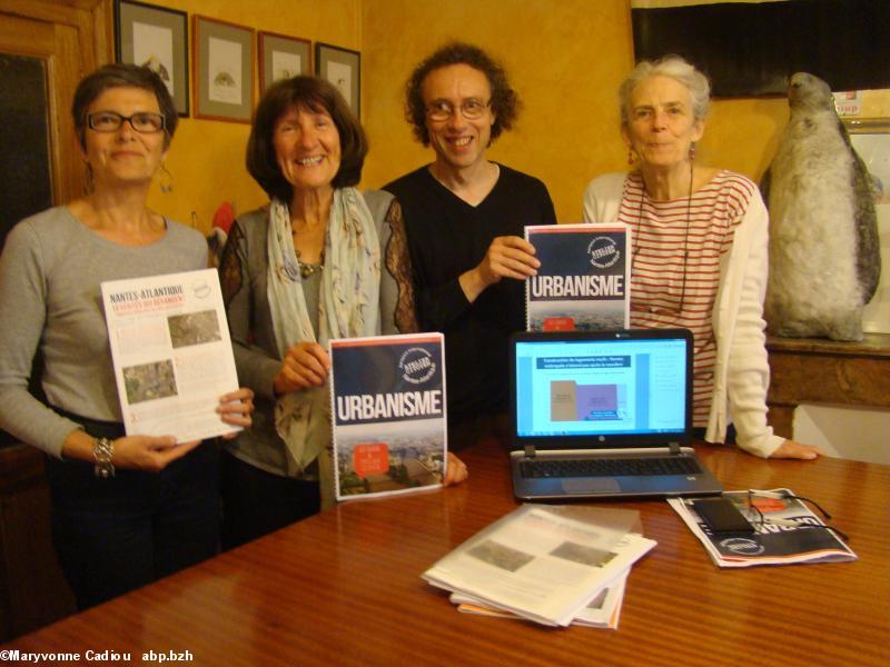 De g. à dr. Catherine Pajot, élue municipale à Rezé ; Françoise Verchère, co-présidente du CéDpa ; Franco Fedele, architecte à Nantes ; Geneviève Lebouteux, secrétaire du CédPa. À l'issue de la conférence de presse présentant le 8e cahier de l'Atelier-citoyen. Absent Ivan Fouquet, retenu à Paris par un problème de train.