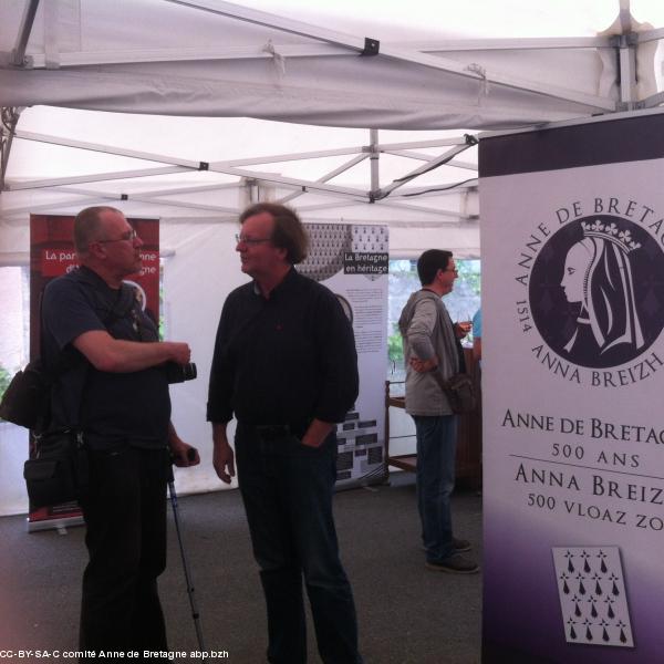 sortie officielle du Berligou chez Poiron-Dabin, 28 mai 2916. Jacques-Yves le Toze (à d.) et Dider ar Gov (à g.) du Comité Anne de Bretagne