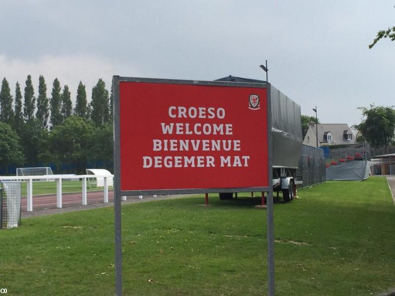 A l'entrée du camp d'entrainement gallois à Dinard