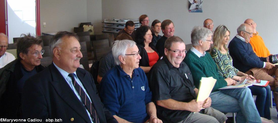 Une partie de l'assistance à la réunion de création de l'association VigiBretagne-EvezhBreizh à Guérande. Au premier rang J.-F. Le Bihan, président de Bretagne Réunie, André Corlay de Bretagne Réunie vignoble, Philippe Bonnet le spécialiste des bières bretonnes, Patrick Lecat de Bretagne Réunie Saint-Nazaire, Cendrine Estienne du Morbihan, Gérard Ollieric, du Parti Breton...