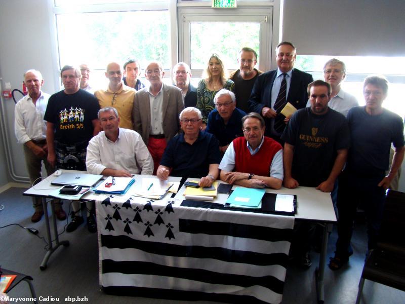 Après la réunion de création de l'association VigiBretagne-EvezhBreizh à Guérande la photo de groupe mais le contre-jour nous conduit dehors.