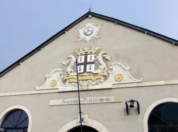 Blason du Croisic sur la criée, restauré.