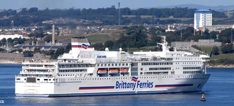 Un des navires de la Brittany Ferries arrivant à Plymouth.