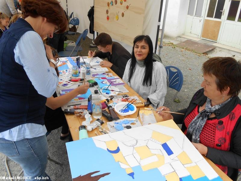 Sissi, Gaëtan, Priscilla, Sylvie... les participants à l'atelier, avec Mme Martine Hubert élue à la Ville de Saint Brieuc ( à gauche de la photo)