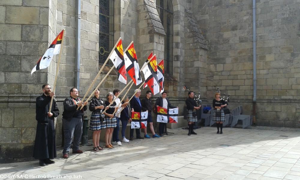 Hentoù Breizh lors de la présentation du drapeau  du pays de Guérande (Bro Gwenrann). Le père Mikael Brétéché (à g), Wilfrid Anezo, président de HB (2e A/P de la droite)