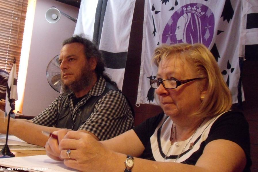 Odile Buton (à g.) et Jean-Loup le Cuff (à d.), la duchesse Anne (en bannière, derrière) à Nantes pour la réunion de lancement des élections du Parlement de Bretagne