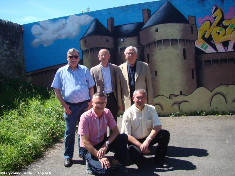 Devant la fresque aux environs du rdv presse à Guérande le 6 juillet 2016. De g. à dr., debout, Patrick Braire, Michel Renaudineau, Pêr Loquet. Devant : Philippe Maurice et Arno Courjal.