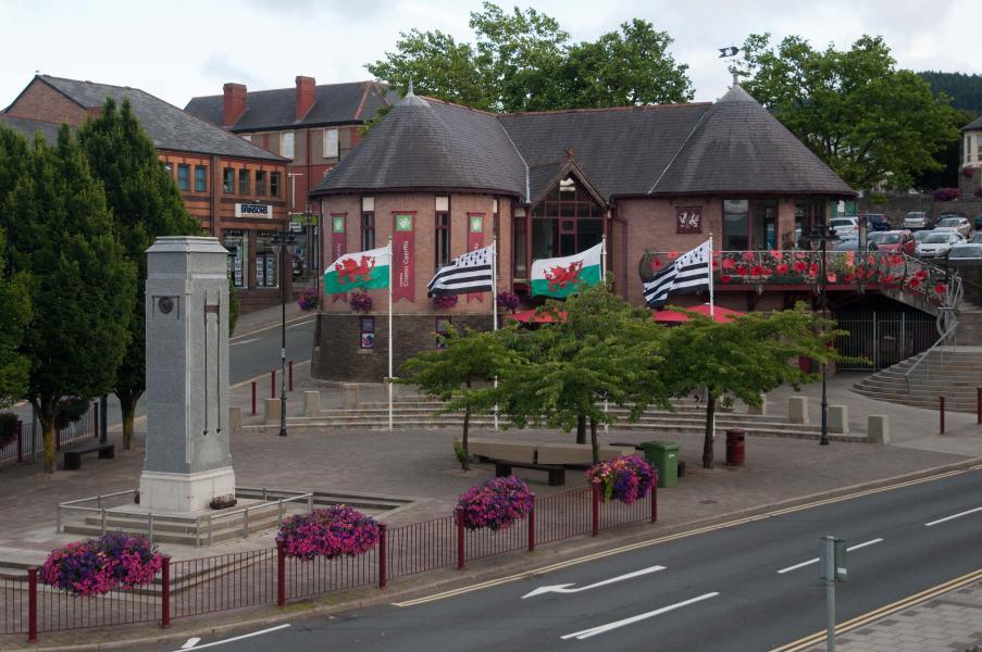 En l'honneur des Bretons de Lannion le Gwenn ha Du sur la place centrale de Caerphilly