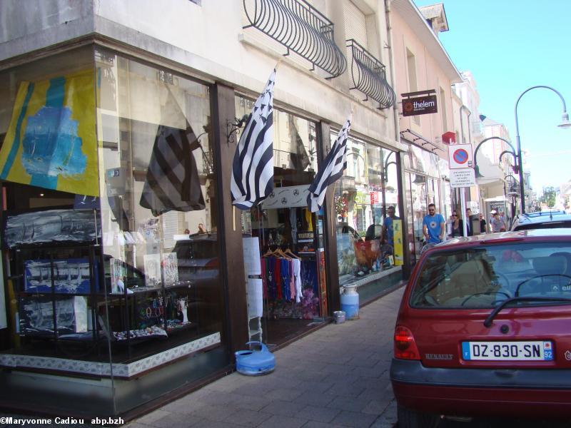 2-Deux gwenn ha du rue du général Leclerc.